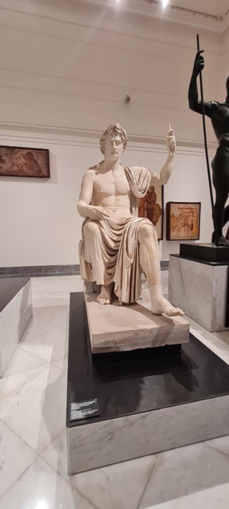 Herculaneum Augusteum. April 2023. 
White marble statue of Augustus, inv. 6040, with modern additions of the head and arms. 
Photo courtesy of Giuseppe Ciaramella.
