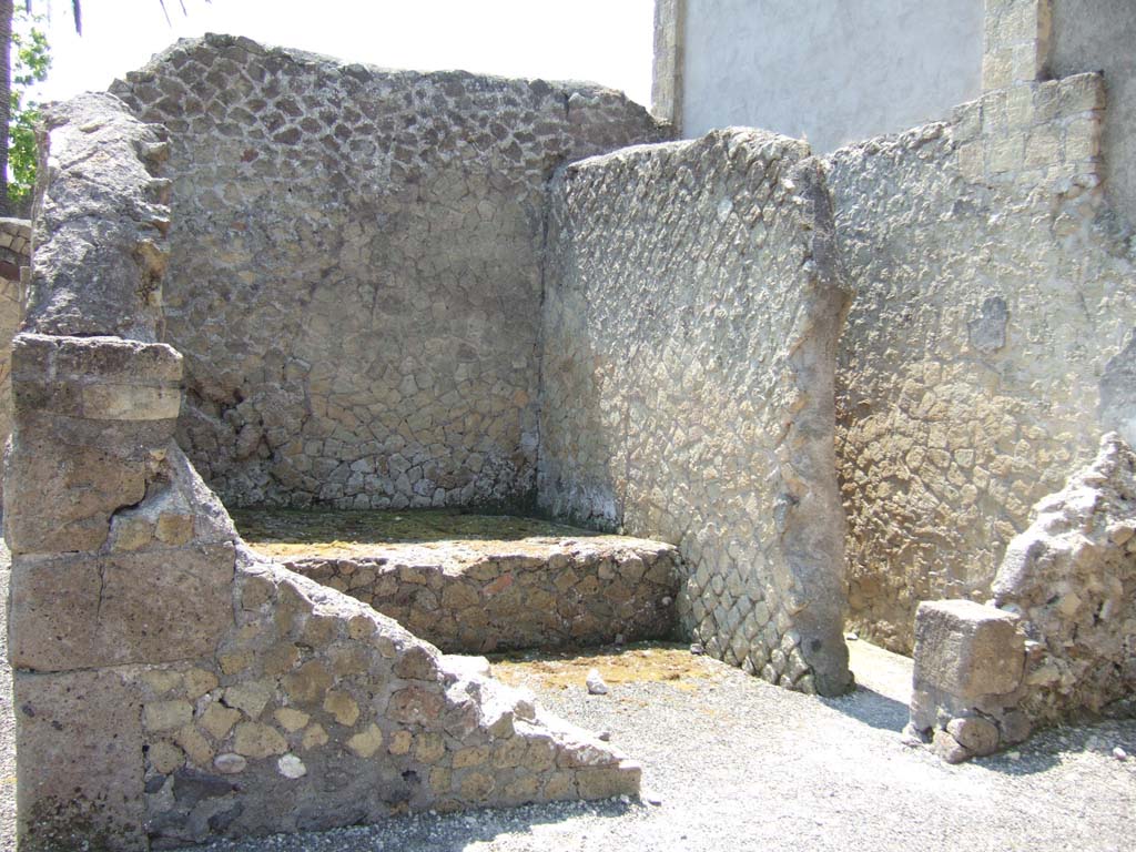 III.19/18/1, Herculaneum, May 2006. 
Doorway to a room on east side of unnumbered room, with corridor on the right, leading to Room 3, apodyterium of baths area. 
According to Pesando and Guidobaldi, this is the only unique example of a private baths so far excavated in Herculaneum.
See Pesando, F. and Guidobaldi, M.P. (2006). Pompei, Oplontis, Ercolano, Stabiae. Editori Laterza, (p.319)
