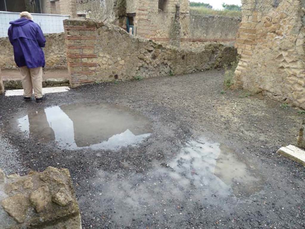 III.19/18/1 Herculaneum, September 2015. Looking east across vestibule, room 1, towards entrance doorway at III.19.