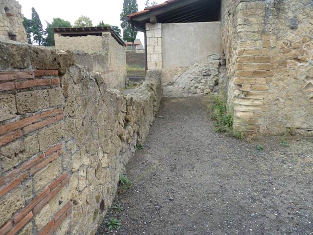 III.19/18/1 Herculaneum, September 2015. Looking south towards room 7, in south-east corner of atrium.