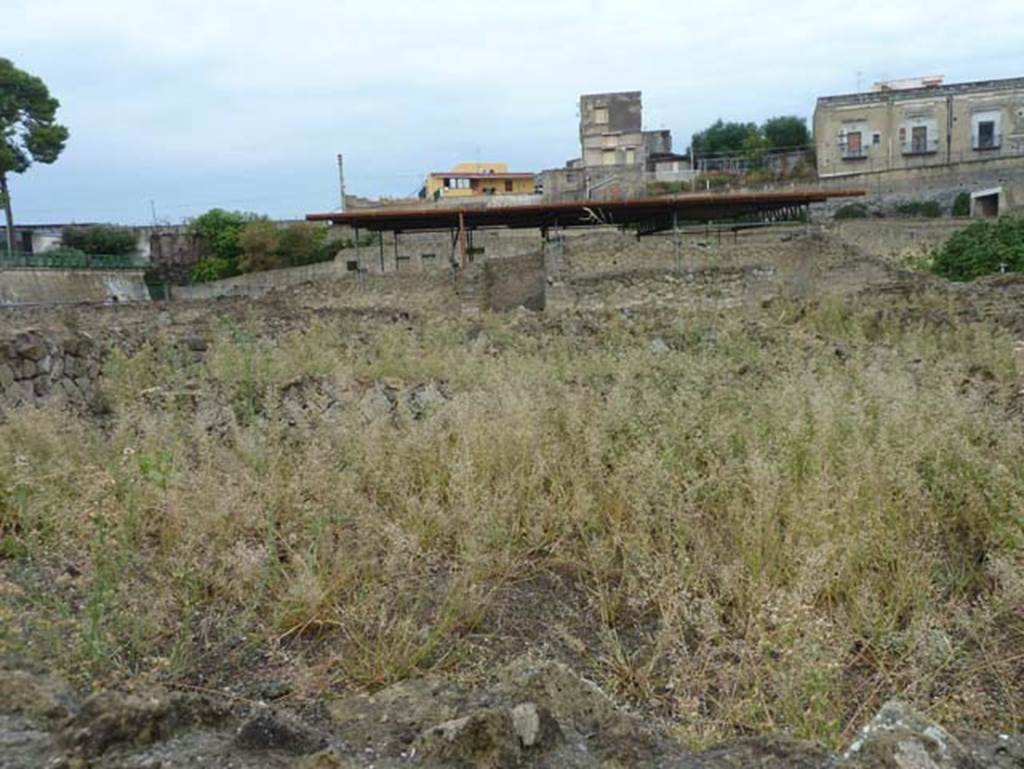 III.19/18/1 Herculaneum, September 2015. Looking west across rooms in south-east corner, south of the atrium.