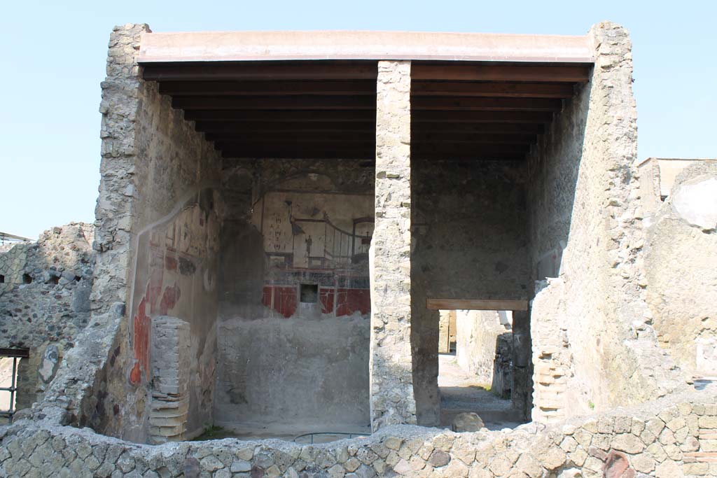 IV.15/16, Herculaneum. March 2014. Looking west towards room 9, on left, and room 8, on right, from Cardo V.  
Foto Annette Haug, ERC Grant 681269 DÉCOR
