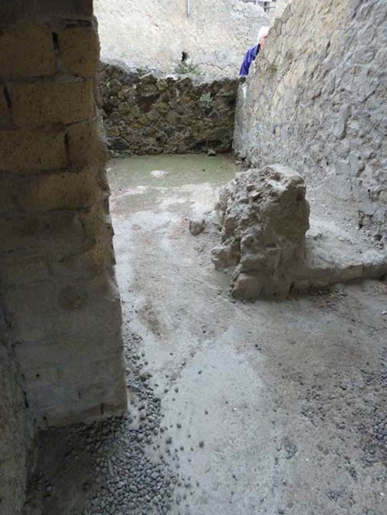 Ins. IV.15/16, Herculaneum, September 2015. Looking east in first of the two rooms