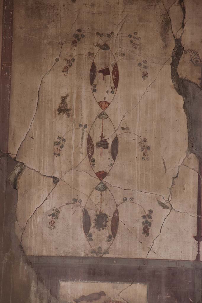 IV.15/16, Herculaneum, October 2020. 
Detail from south end of upper west wall of room 9. Photo courtesy of Klaus Heese.
