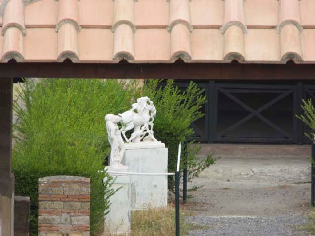 IV.21 Herculaneum, September 2016. Looking north towards statues on west side of garden area.  Photo courtesy of Michael Binns.

