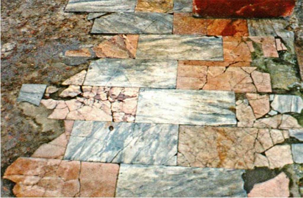 Herculaneum IV.21. Environment 18, opus sectile with rectangles arranged to overlap.
Photo � Sposito, Francesca, Area archeologica, Casa dei Cervi (IV,21), ambiente 18, opus sectile con rettangoli disposti a isodomo, in TESS � scheda 18419 (http://tess.beniculturali.unipd.it/web/scheda/?recid=18419 ), 2016