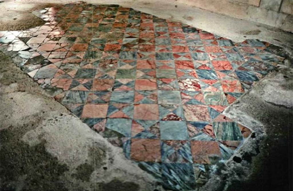 Herculaneum IV.21 oecus 17, opus sectile in style Q2.
Photo � Sposito, Francesca, Area archeologica, Casa dei Cervi (IV,21), oecus 17, opus sectile con motivo Q2, in TESS � scheda 18417 (http://tess.beniculturali.unipd.it/web/scheda/?recid=18417), 2016

