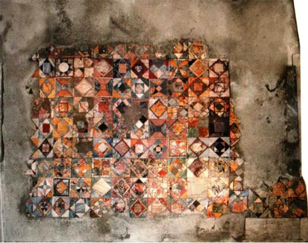 Herculaneum IV.21 oecus 7, Opus Sectile with simple motifs - a range.
Photo � Sposito, Francesca, Area archeologica, Casa dei Cervi (IV,21), oecus 7, opus sectile con motivi semplici "a campionario", in TESS � scheda 18402 (http://tess.beniculturali.unipd.it/web/scheda/?recid=18402), 2016