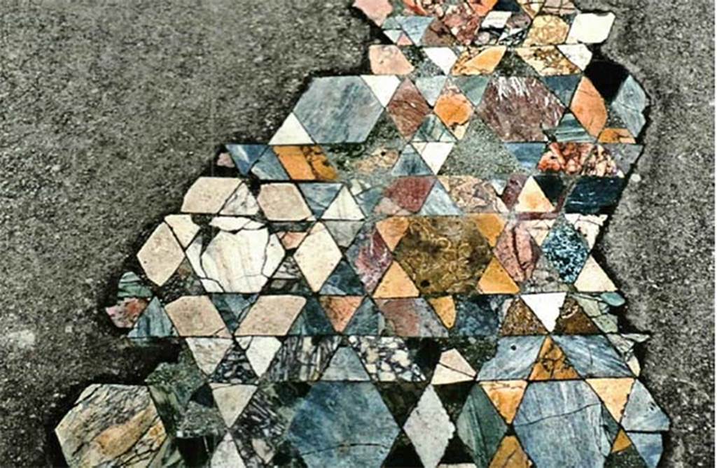 Herculaneum IV.21 tablino 15, opus sectile in a rhombus pattern.
Photo � Sposito, Francesca, Area archeologica, Casa dei Cervi (IV,21), tablino 15, opus sectile a modulo rombico, in TESS � scheda 18410 (http://tess.beniculturali.unipd.it/web/scheda/?recid=18410), 2016