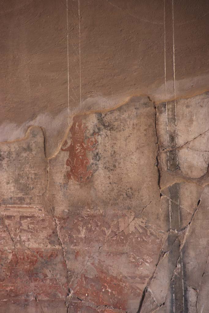 IV.21, Herculaneum. October 2020. Triclinium 5, detail from west wall at south end. Photo courtesy of Klaus Heese.