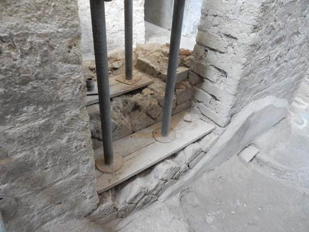 IV.21, Herculaneum. May 2018. Corridor 27, detail of west wall. Photo courtesy of Buzz Ferebee. 