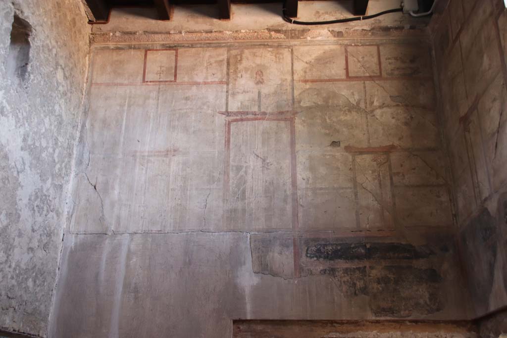 IV.21, Herculaneum. October 2020. Room 6, looking towards upper east wall. Photo courtesy of Klaus Heese.