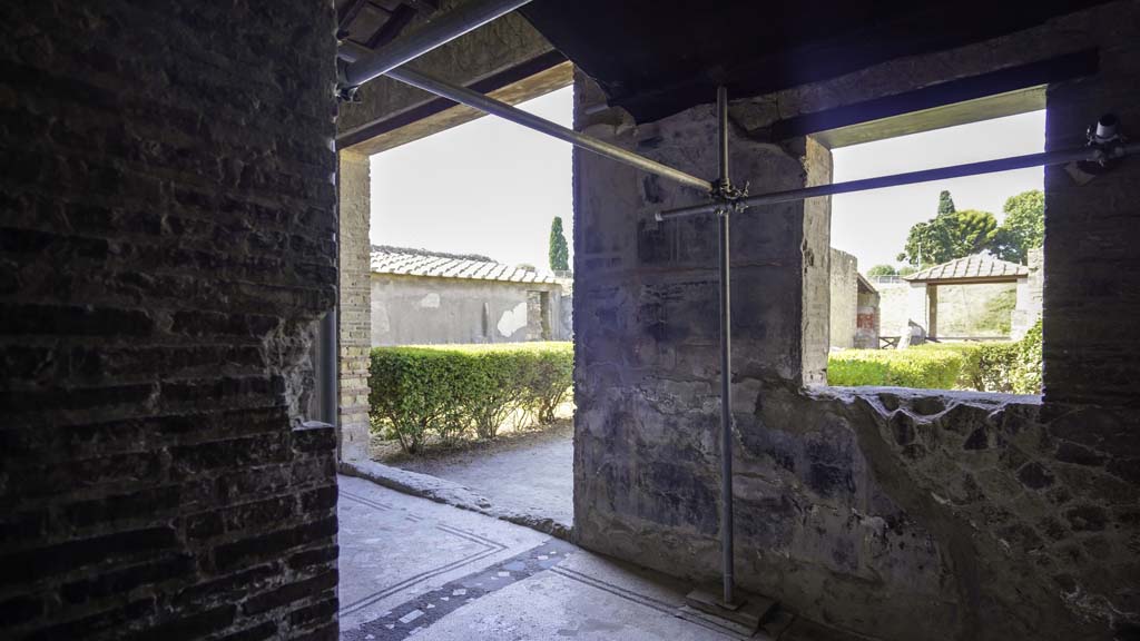 IV.21, Herculaneum. August 2021. 
Cryptoporticus 28, looking from doorway from Room 6, looking across to large doorway to Garden 32. Photo courtesy of Robert Hanson.
