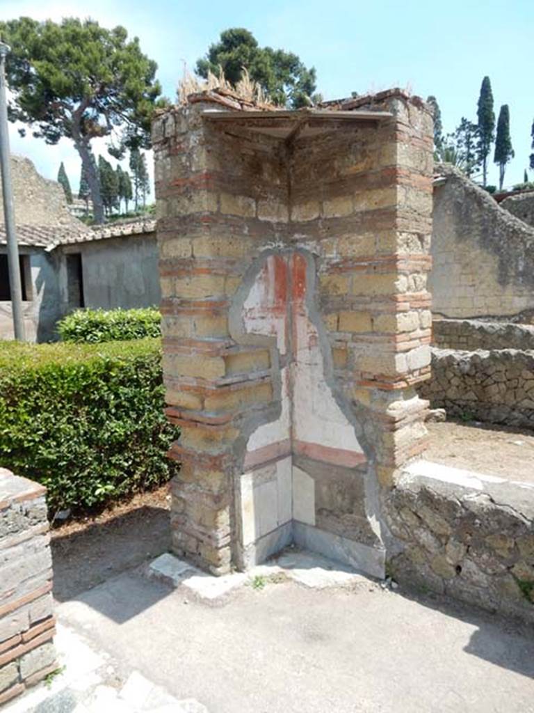IV.21, Herculaneum. May 2018. Large triclinium 15, north-east corner.
Photo courtesy of Buzz Ferebee. 
