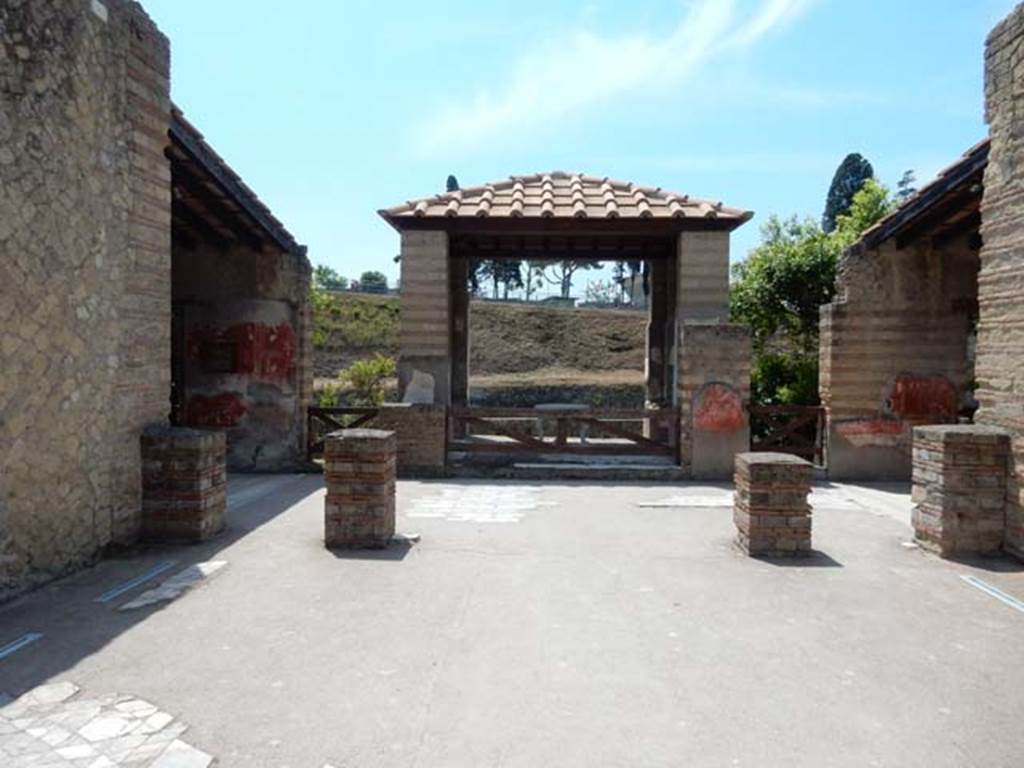 IV.21, Herculaneum. May 2018. Large triclinium 15, looking south. Photo courtesy of Buzz Ferebee. 