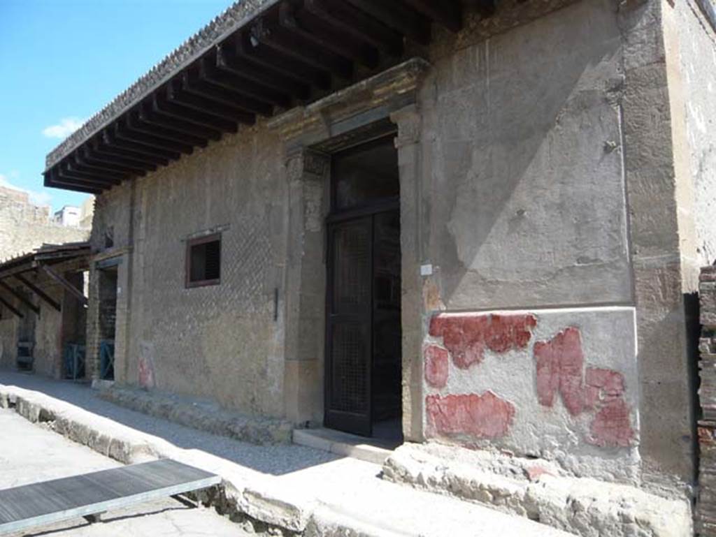 V.1 Herculaneum. August 2013. Looking north-east towards entrance doorway. Photo courtesy of Buzz Ferebee.