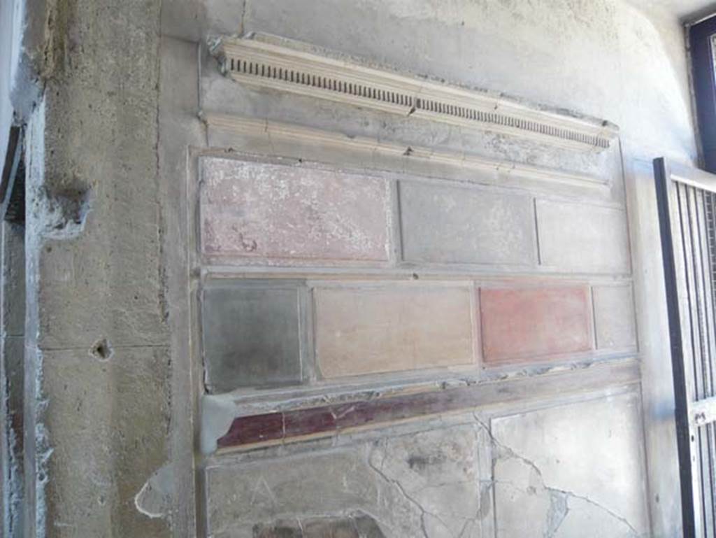 V.1 Herculaneum. August 2013. Looking west along south wall of entrance corridor. Photo courtesy of Buzz Ferebee.