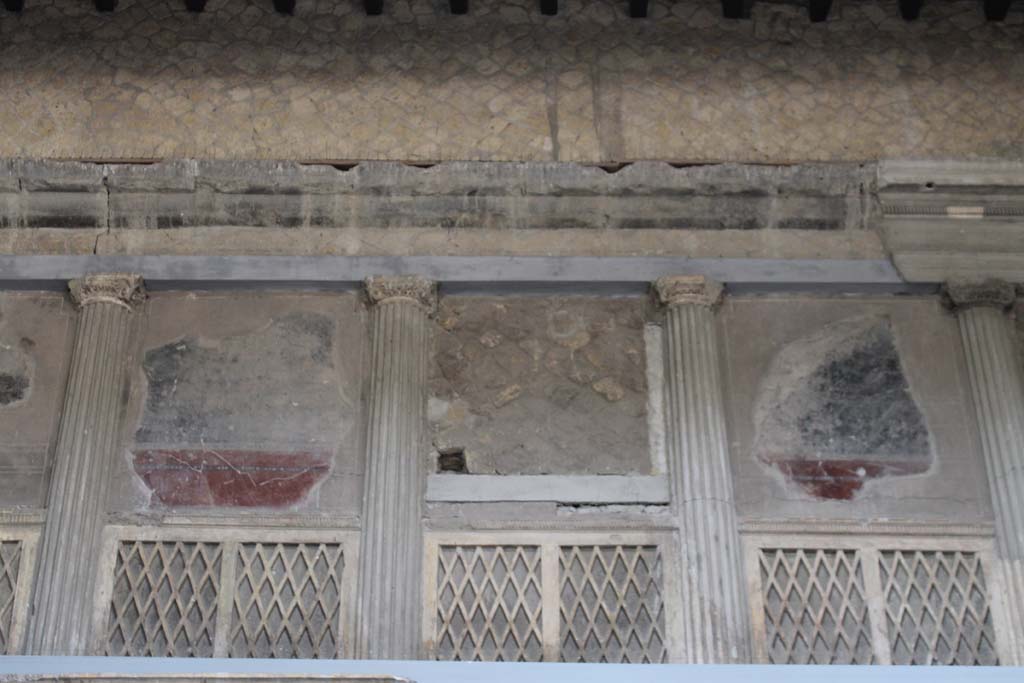 V.1 Herculaneum. March 2014. Looking towards detail from centre of upper west wall of atrium.  
Foto Annette Haug, ERC Grant 681269 DÉCOR.
