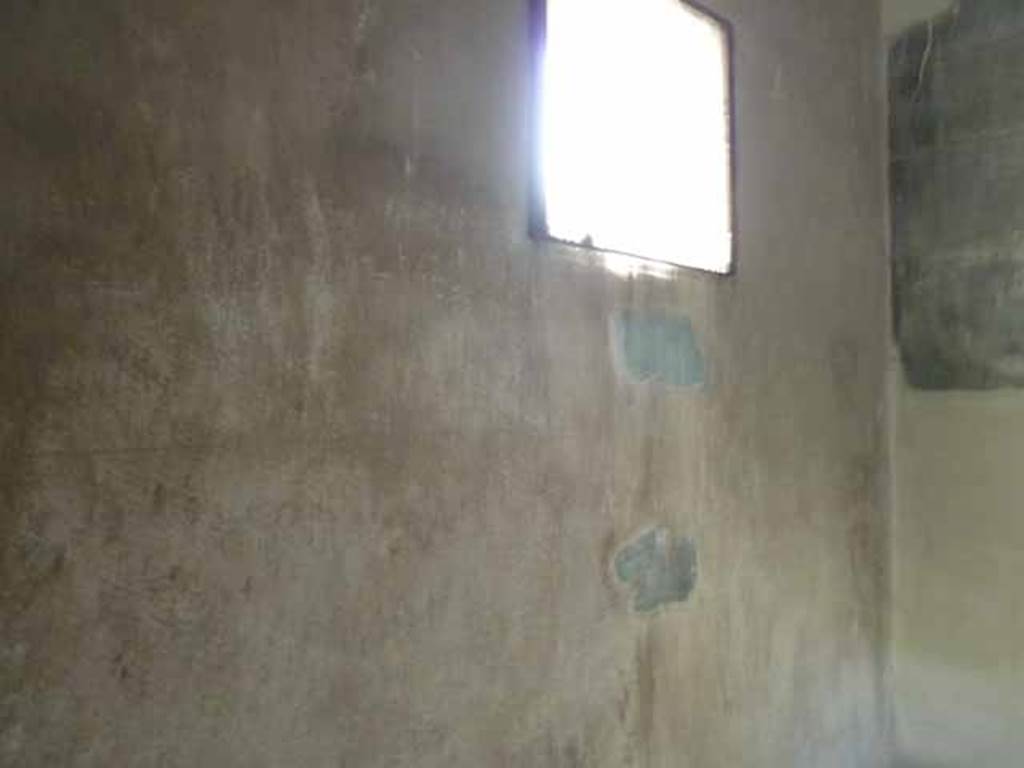 V.1 Herculaneum. May 2010. Room 3, south wall with window. 
