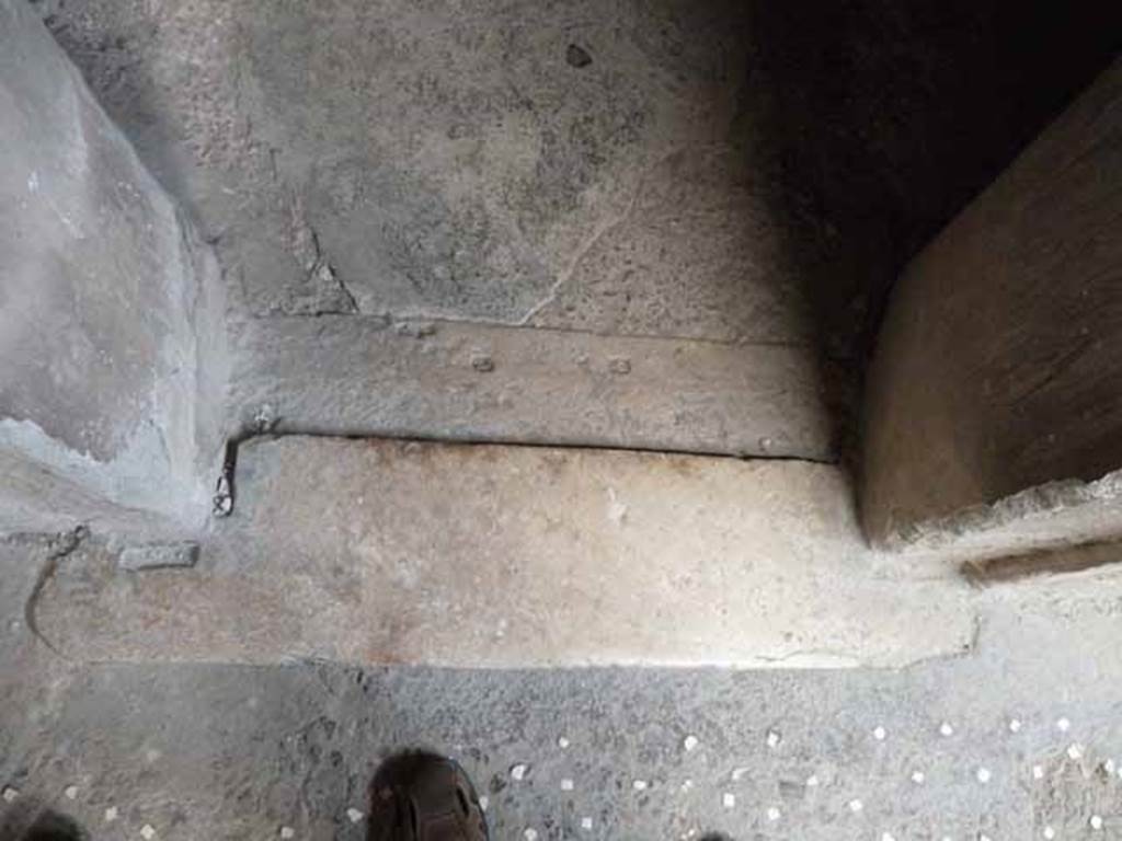 V.1 Herculaneum. May 2010. Room 4, threshold of doorway.

