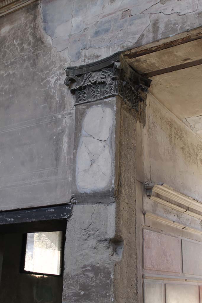 V.1 Herculaneum. March 2014. South side of entrance corridor/atrium, with capital.
Foto Annette Haug, ERC Grant 681269 DÉCOR.
