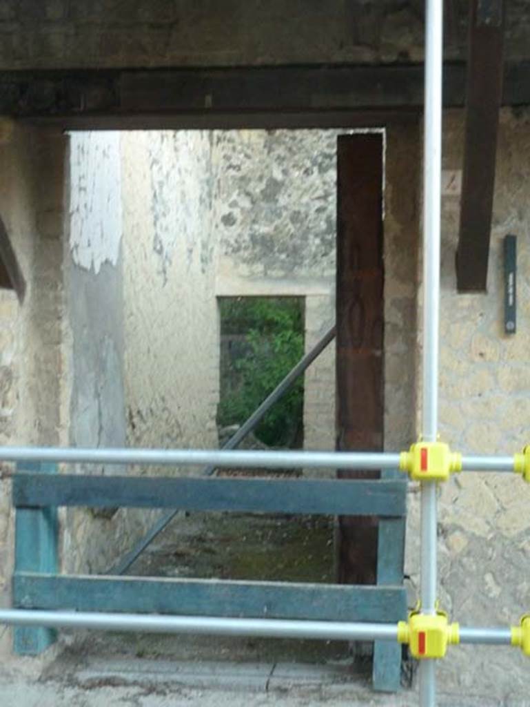 Ins. V 4, Herculaneum, September 2015. Looking east from entrance doorway.
According to Wallace-Hadrill, this entrance leads to a large workshop and four further rooms.
See Wallace-Hadrill, A., 1994. Houses and Society in Pompeii and Herculaneum. New Jersey: Princeton U.P. (p.201)
