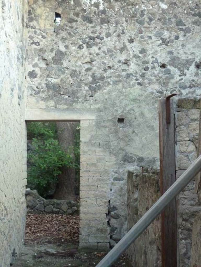 Ins. V 4, Herculaneum, September 2015. Looking east along entrance corridor.