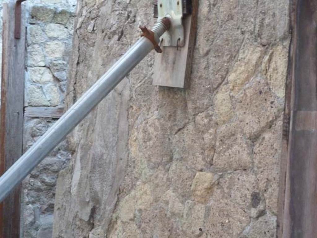 Ins. V 4, Herculaneum, September 2015. South side of entrance corridor.