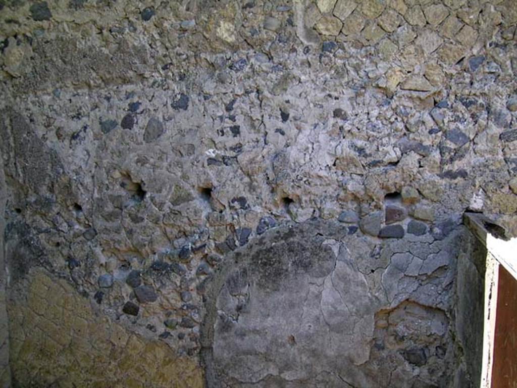V.4, Herculaneum, May 2004. Room a�, south wall of the small storeroom/cupboard.
Photo courtesy of Nicolas Monteix.
