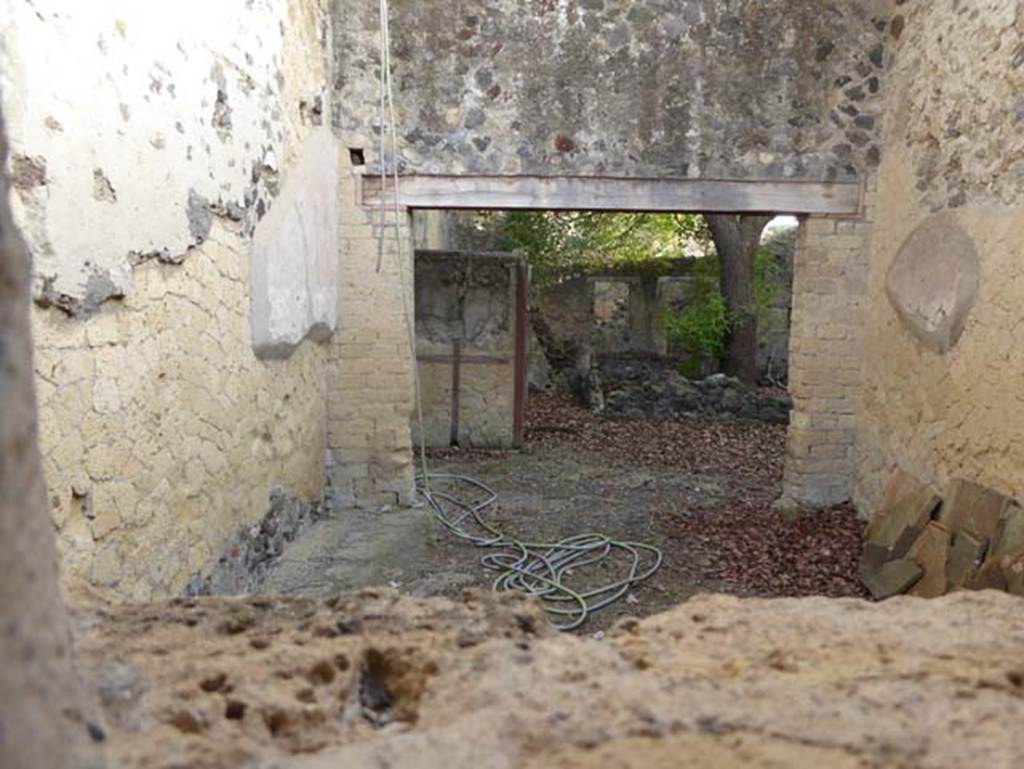 V.4, Herculaneum, October 2014.  
Looking east through window at north end of fa�ade through large workshop room C, towards garden area. Photo courtesy of Michael Binns.
