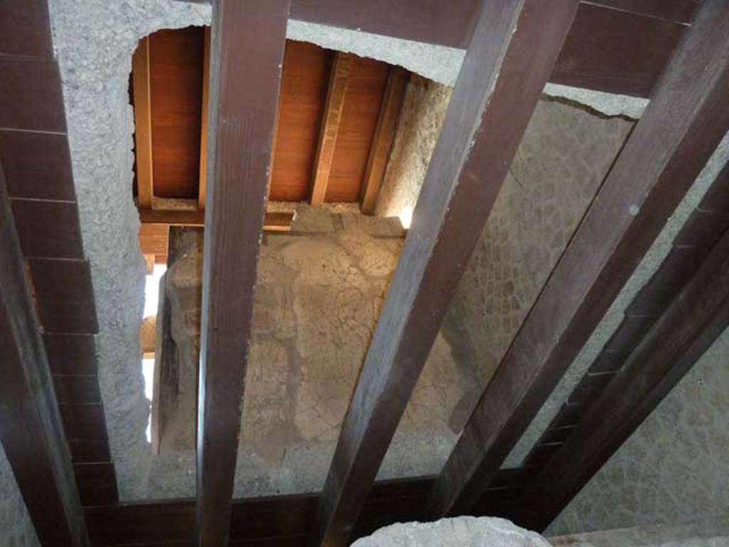 Ins. V 7, Herculaneum, September 2015. Looking up towards rooms in upper floor, above room in north-west corner of atrium.