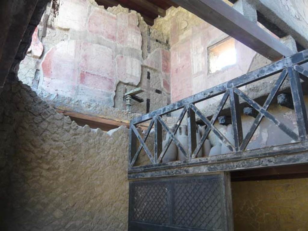 V 7/6, Herculaneum, August 2013. Upper room c, looking towards upper north wall and north-east corner.  
Photo courtesy of Buzz Ferebee.


