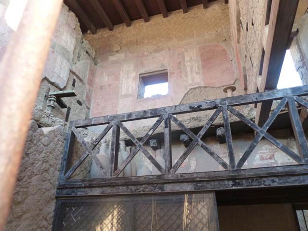V 7/6, Herculaneum, September 2015. Upper room c, looking towards east wall with window. 