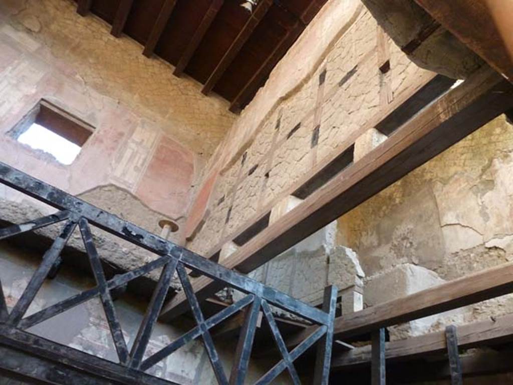 V 7/6, Herculaneum, September 2015. Upper room c, looking towards south wall, and east wall, across centre of photo.
On the right of the photo is the upper room e, the kitchen area for the upper apartment.
