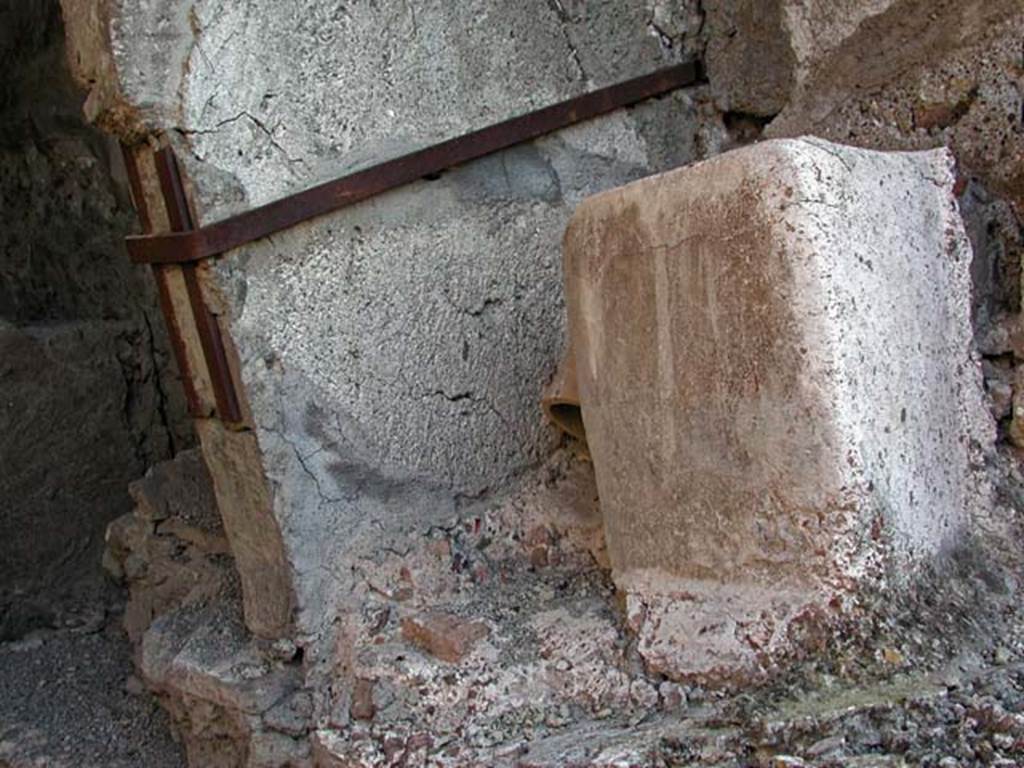 V.7/6, Herculaneum. September 2003. Upper room d, looking south-east across room. 
Photo courtesy of Nicolas Monteix.
