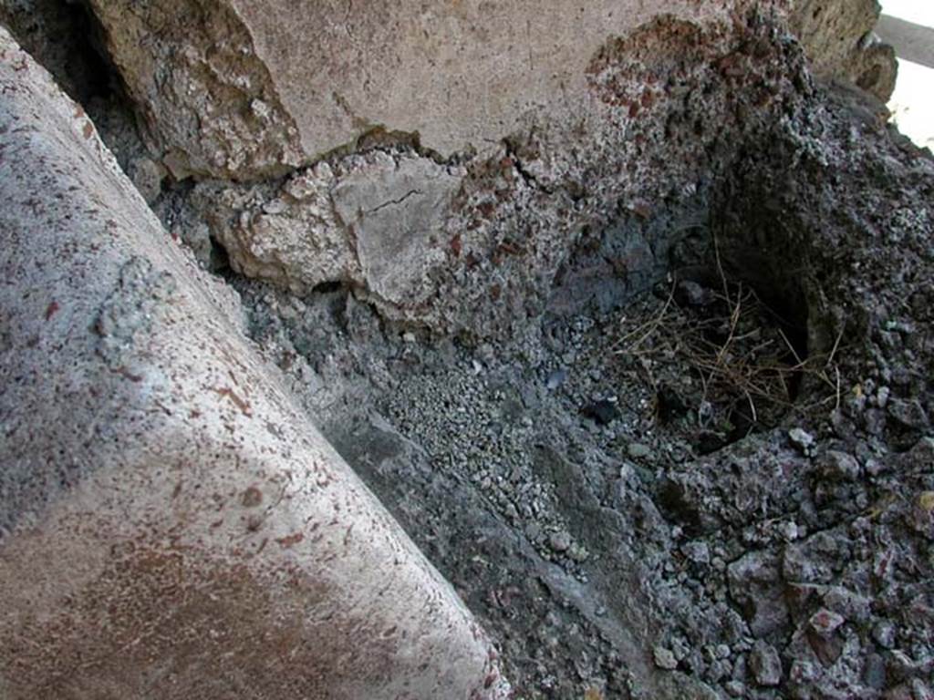 V.7/6, Herculaneum. September 2003. Upper room d, south side, west corner. Photo courtesy of Nicolas Monteix