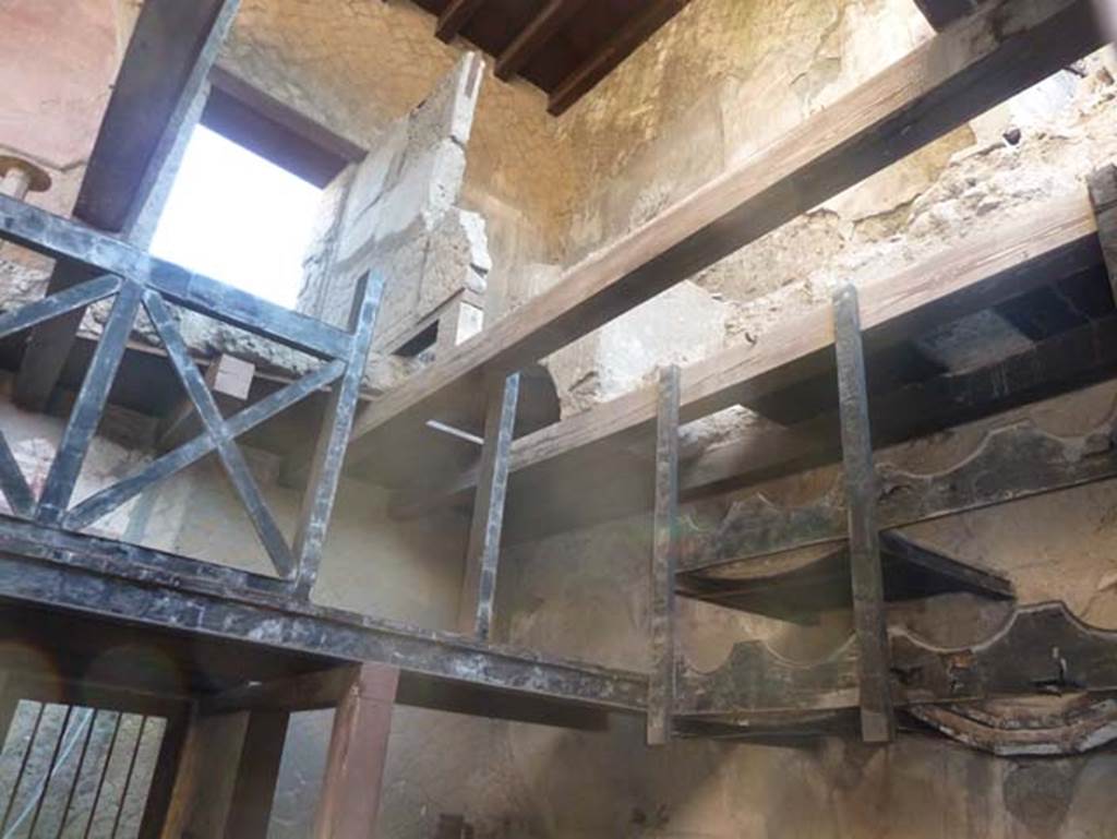 V 7/6, Herculaneum, September 2015. Upper floor, south-east corner. On the right is the kitchen upper room e, with hearth.