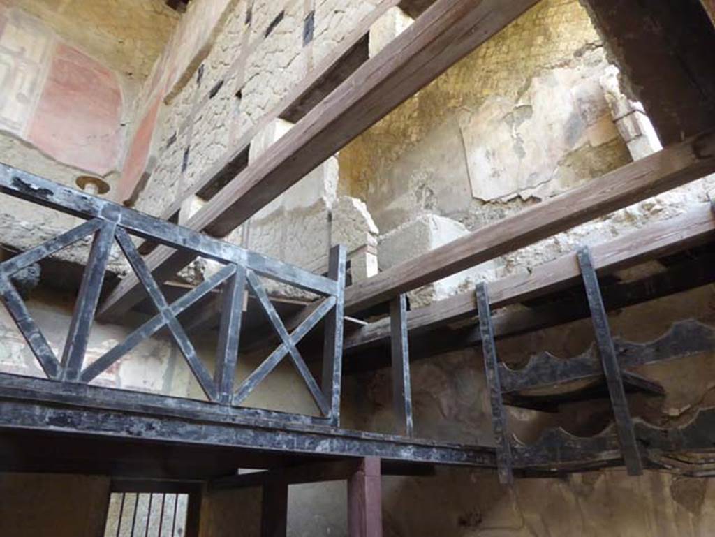 V 7/6, Herculaneum, October 2014. Upper floor, south-east corner. Photo courtesy of Michael Binns.  On the right of the photo is the kitchen area, upper room e

