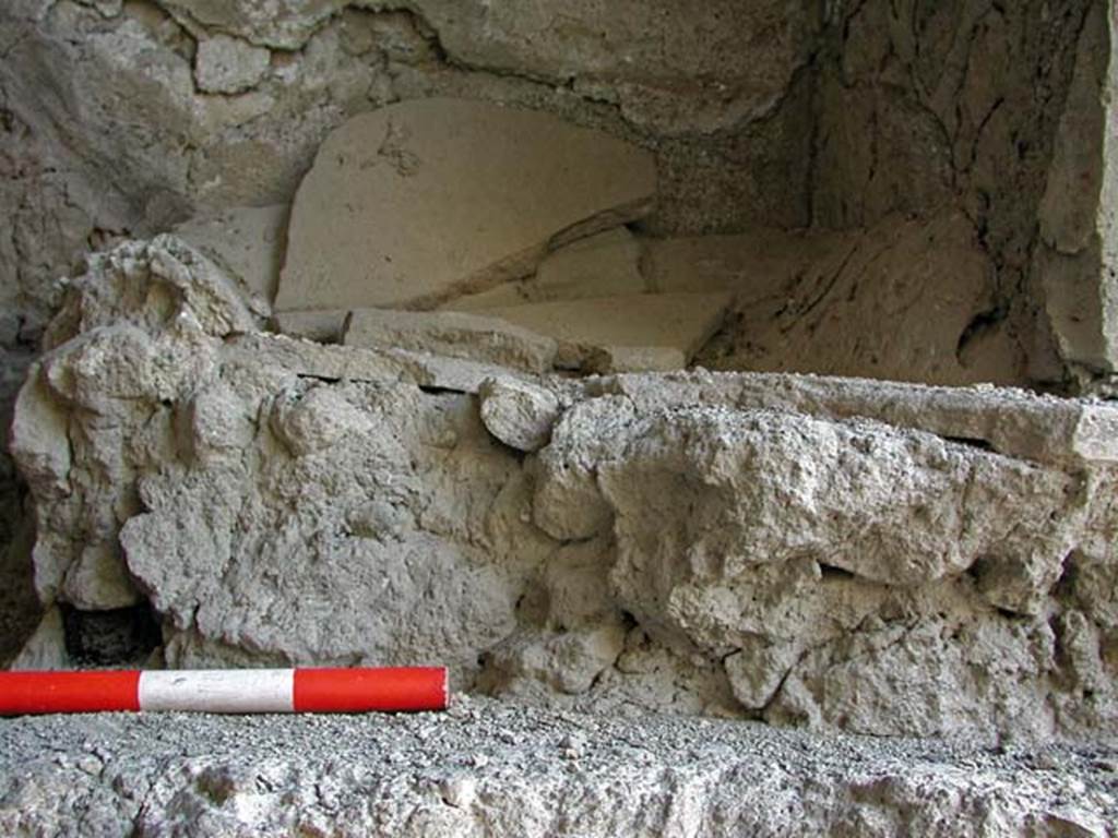 V.7/6, Herculaneum. September 2003. Upper room e, detail of structure in south-west corner. 
Photo courtesy of Nicolas Monteix.
