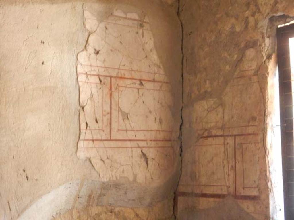 V.8 Herculaneum. May 2018. Room 8, detail from south-west corner, and window in west wall.
Photo courtesy of Buzz Ferebee.

