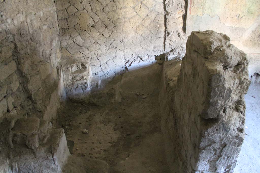 V.8 Herculaneum. March 2014. Looking south from end of corridor, into an unnumbered room.
Foto Annette Haug, ERC Grant 681269 DÉCOR

