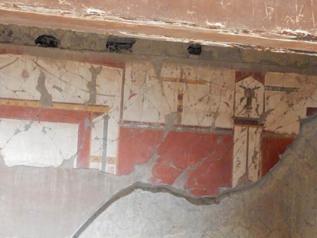 V.8 Herculaneum. May 2018. Room 5, centre and east end of north wall. Photo courtesy of Buzz Ferebee. 