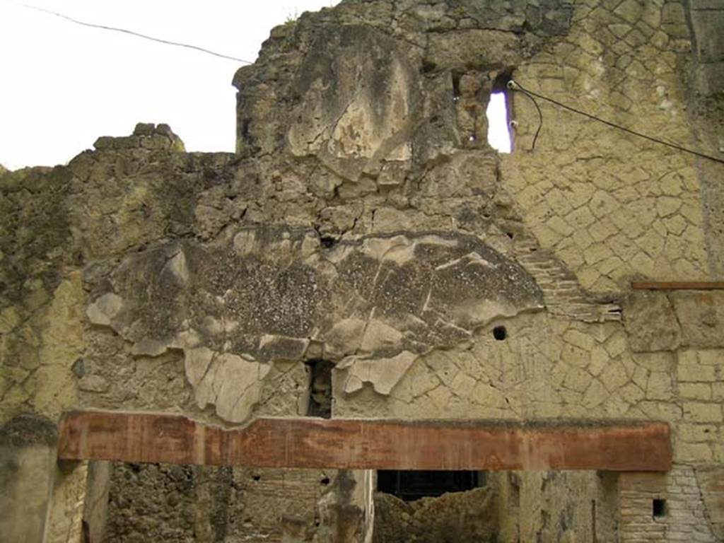 V.10, Herculaneum. May 2005. Upper north wall of shop. Photo courtesy of Nicolas Monteix.