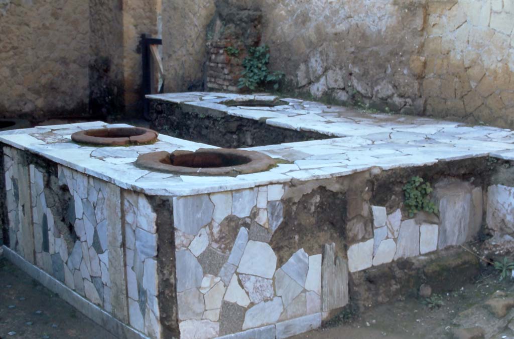 V.10 Herculaneum, 4th December 1971. Looking south-west across counter.
Photo courtesy of Rick Bauer, from Dr George Fay�s slides collection.

