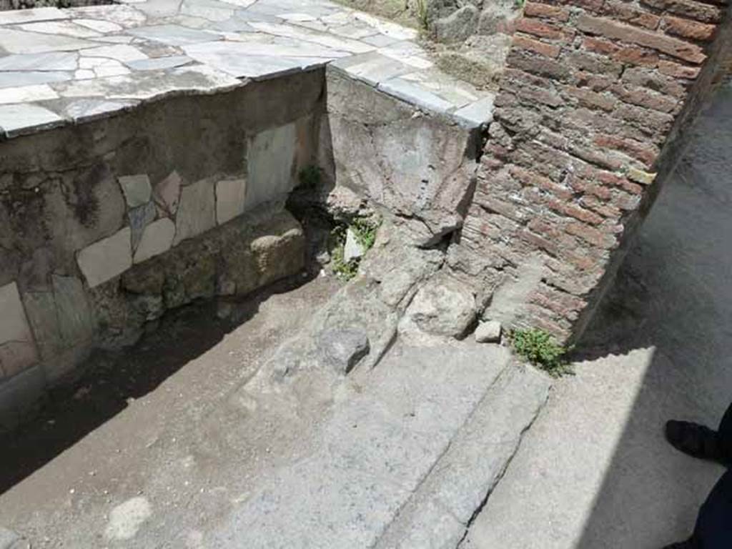 V. 10. Herculaneum, May 2010. Detail of area in north-west corner of shop-room.