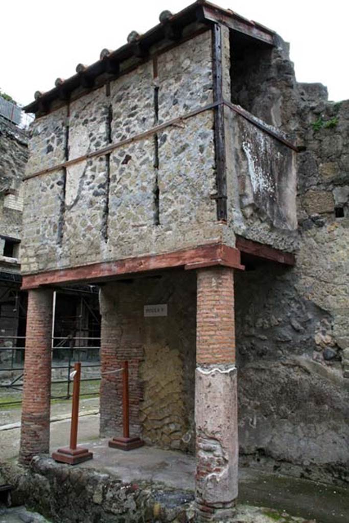 V.10/9, Herculaneum. February 2007. Looking towards east at north end of Cardo IV. 
Photo courtesy of Nicolas Monteix.
