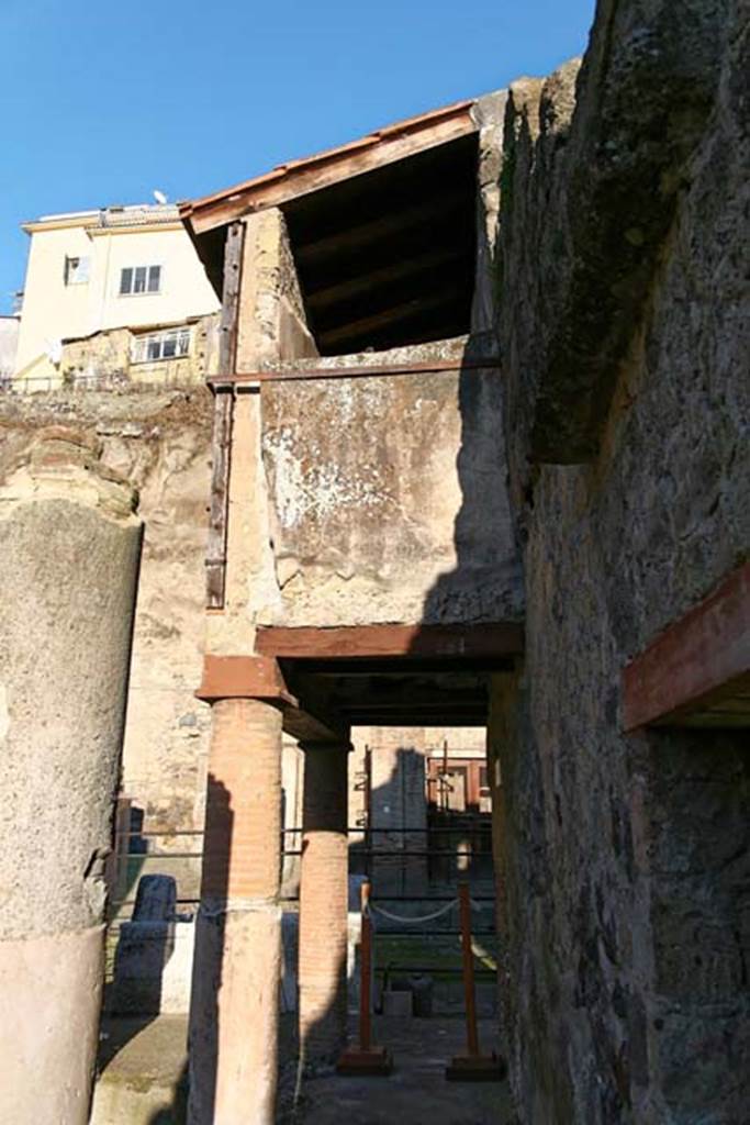 V.10/9, Herculaneum. February 2007  Looking north towards upper room above portico on Cardo IV.
Photo courtesy of Nicolas Monteix.

