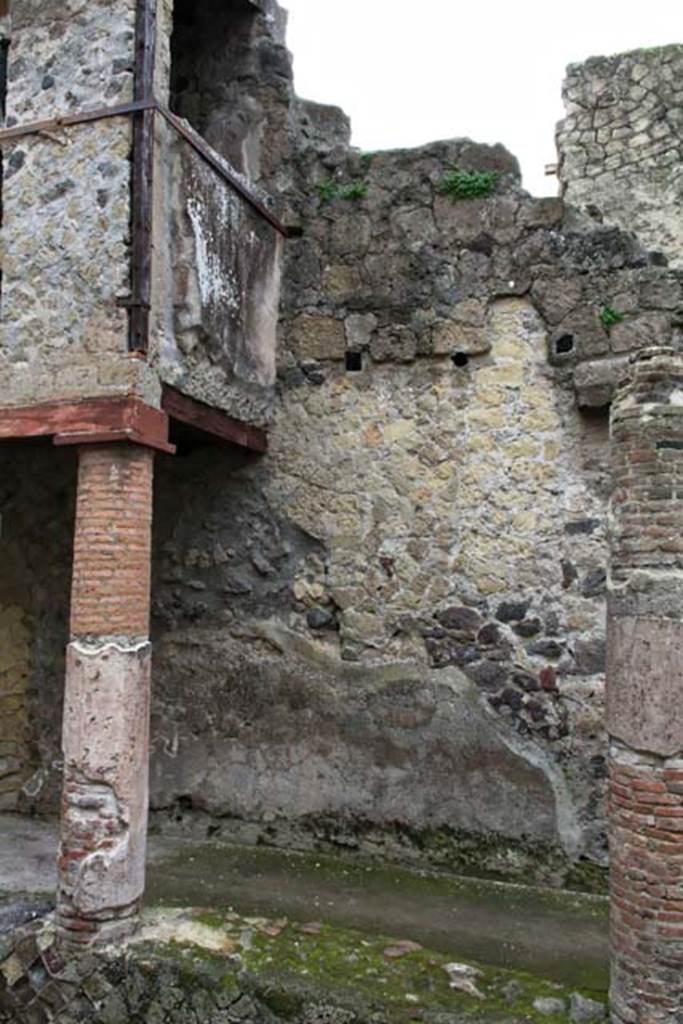 V.10/9, Herculaneum. February 2007. Looking towards exterior west wall. 
Photo courtesy of Nicolas Monteix.
