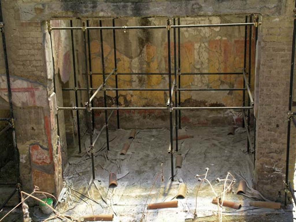 V.11, Herculaneum. May 2006. Tablinium on south side of atrium. Photo courtesy of Nicolas Monteix.
The central wall painting from the east wall was destroyed later by the addition of a doorway in the centre of the wall, on left.
.