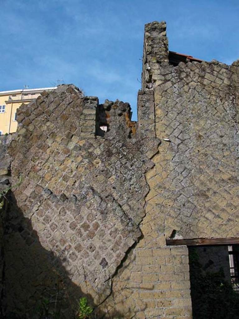 V.11, Herculaneum. May 2003. Detail of north wall of rear room, on west side of tablinum, with doorway to atrium. 
Photo courtesy of Nicolas Monteix.
